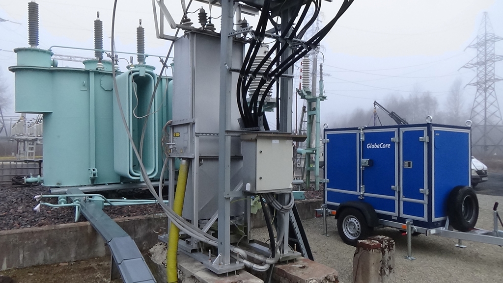 llenado de aceite en transformador